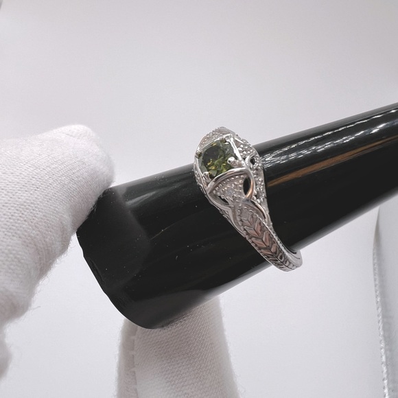 .925 Sterling Silver Vintage Inspired Simulated Peridot Cz Ring - Picture 10 of 17